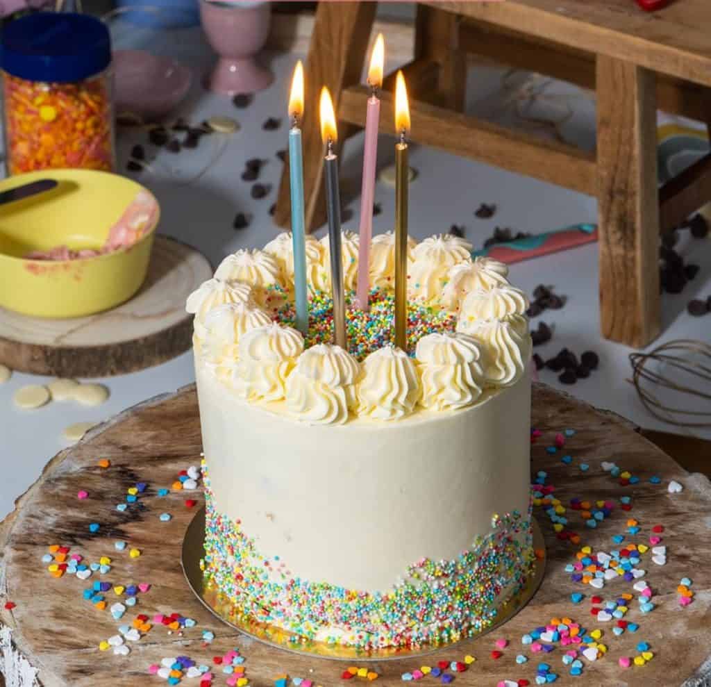Tartas de cumpleaños Madrid con velas personalizadas a domicilio.