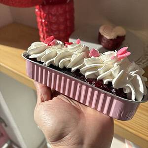Mini postre para candy bar con decoración en crema y detalles de corazón