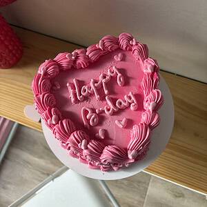 Mini tarta personalizada color rosado con decoración en crema