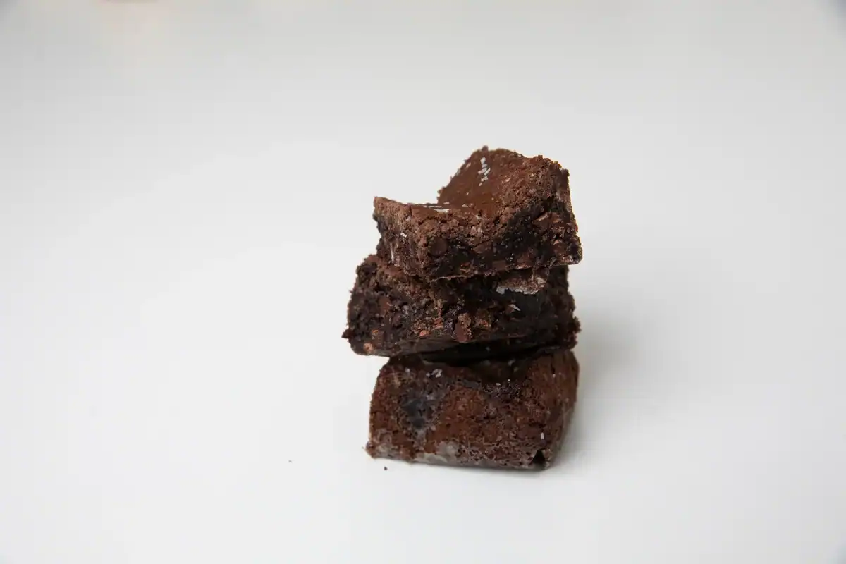 Pack de 3 brownies de chocolate apilados, postre artesanal para llevar de Sweet Magic
