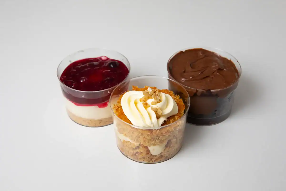 Pack de 3 postres en tarrina de Sweet Magic: cheesecake con frutos rojos, tarrina de crema y triple chocolate